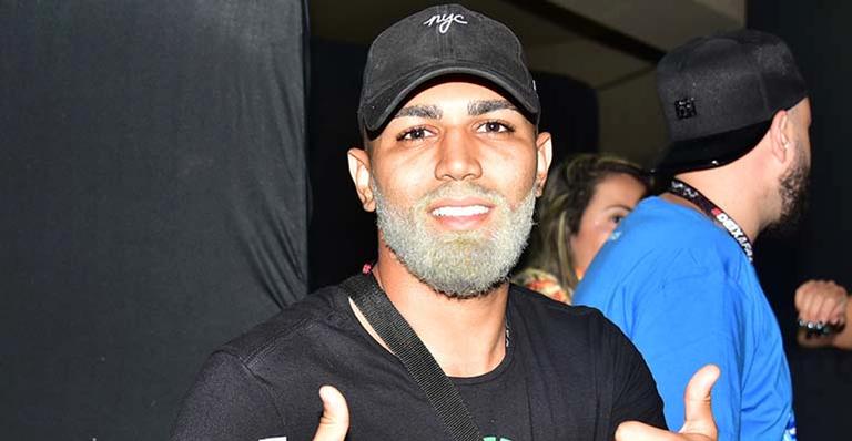 Gabigol foge da multidão e usa a entrada de serviços na Sapucaí