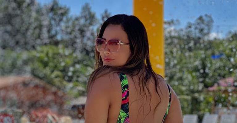 Geisy Arruda ostenta corpão e exibe marquinha do biquíni