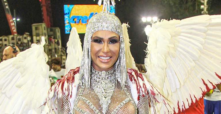 Gracyanne Barbosa exibe corpão ao usar fantasia com 500 mil cristais