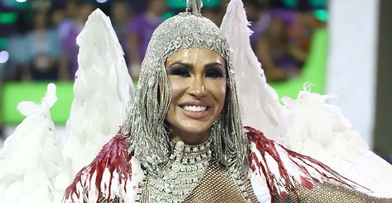 Gracyanne Barbosa se machuca no desfile e desabafa: ‘Está ardendo muito’