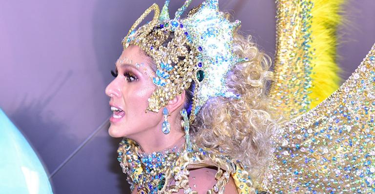 Lívia Andrade exibe corpo definido e bumbum durinho com fantasia mínima na Paraíso do Tuiuti