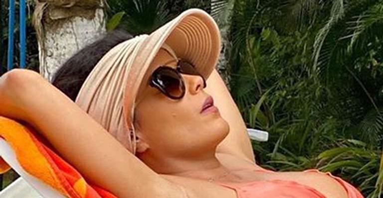 Luciele Di Camargo exibe foto rara de biquíni e barriga sarada rouba a cena