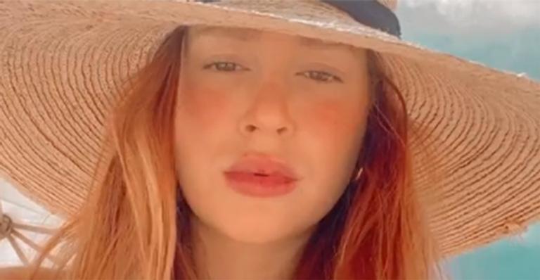 Marina Ruy Barbosa exibe cinturinha fina ao surgir de biquíni
