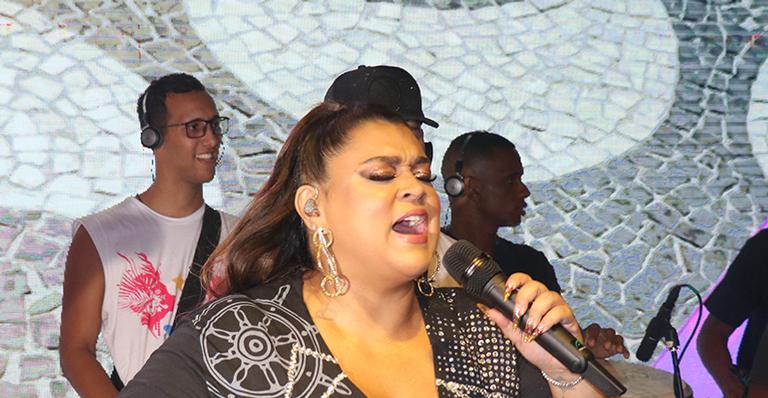 Preta Gil faz pausa e recebe cuidados durante show em trio em Salvador