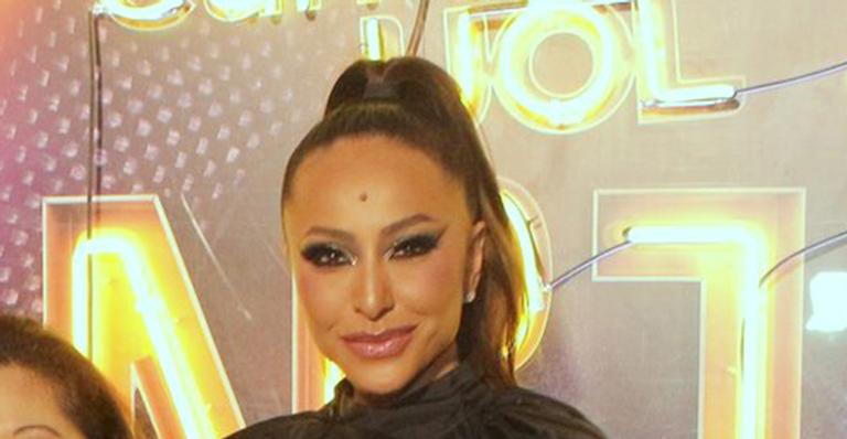 Sabrina Sato choca fãs ao chegar coberta da cabeça aos pés em camarote