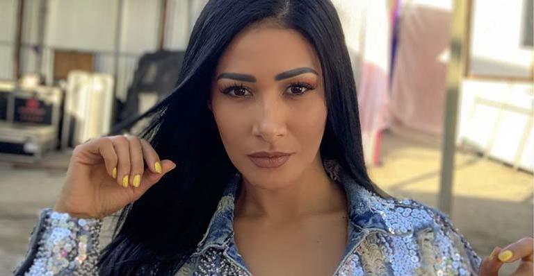 Simaria dispensa o sutiã em look com jaqueta aberta: ‘Deusa’