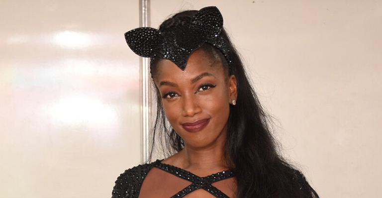 Iza surge com look arrasador em show e troca carinhos com o marido nos bastidores