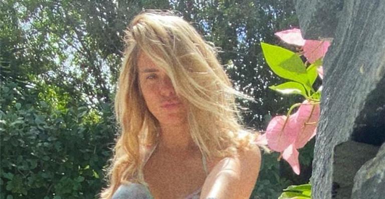 Carolina Dieckmann aposta em biquíni de cós baixo e exibe corpo magérrimo