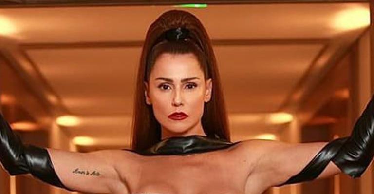 Deborah Secco abusa da transparência em fantasia ousada