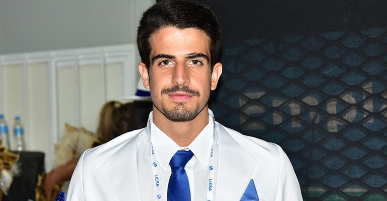 Enzo Celulari surge sozinho na Sapucaí e confidencia fim de namoro com bilionária