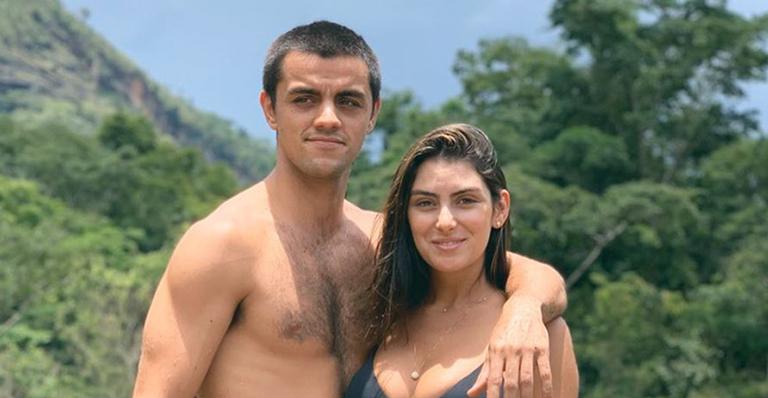 Esposa de Felipe Simas reúne os três filhos e o marido em foto fofíssima