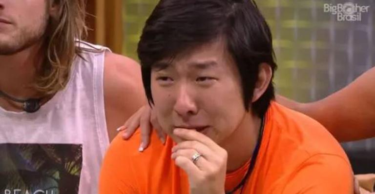 Filho de Pyong Lee é flagrado com os olhos abertos pela primeira vez