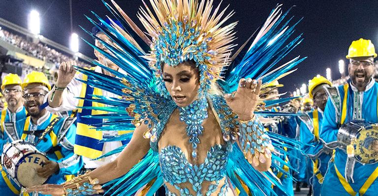 Lexa leva tombo durante desfile da Unidos da Tijuca na Sapucaí