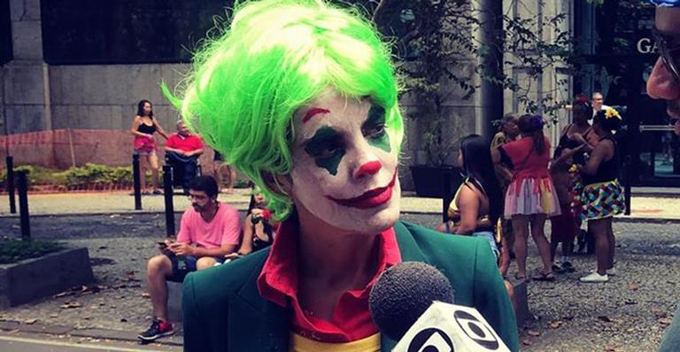 Jornalista da Globo se veste de Coringa para curtir o carnaval. Quem é?