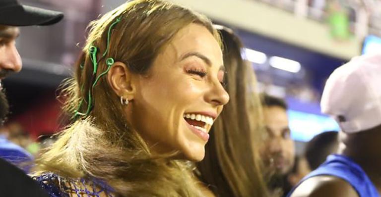 Paolla Oliveira é flagrada com o namorado na Sapucaí após assumir a relação
