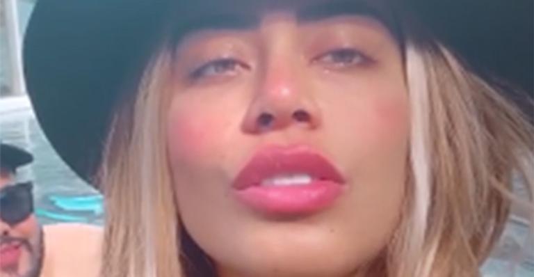 Grávida? Rafaella Santos posa de biquíni na piscina de sua mansão exibindo bumbum avantajado