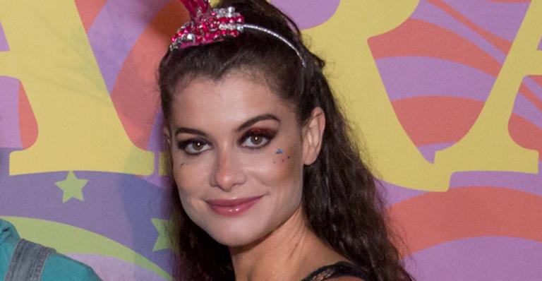 Alinne Moraes surge com body em baile de Carnaval e exibe corpo sequinho