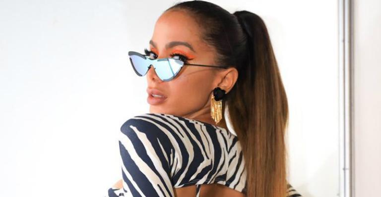 Anitta esbanja sensualidade e deixa bumbum gigante de fora em look ousado