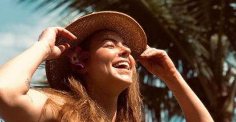 Após folia, Paolla Oliveira posa plena com as amigas na praia e recebe chuva de elogios