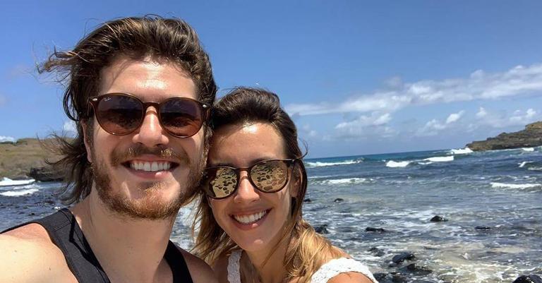 Caio Paduan e Cris Dias posam coladinhos em dia de passeio: ‘Felizes, muito felizes’