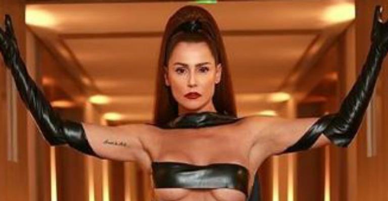 Deborah Secco surpreende web ao revelar segredo por trás de look de ‘fita isolante’