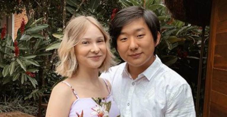 Esposa de Pyong posa coladinha no filho em momento íntimo e revela barriguinha pós-parto