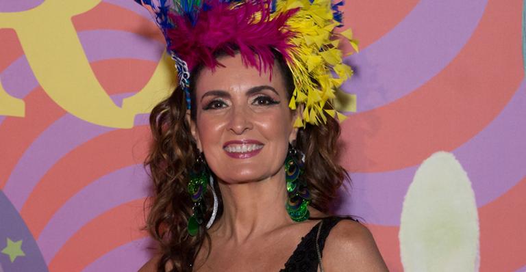 Fátima Bernardes causa e vai para festa de Carnaval com decote profundo e muito brilho