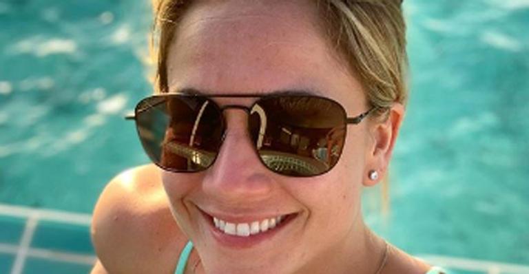 Fernanda Gentil surge de biquíni e exibe corpo em forma em ilha paradisíaca