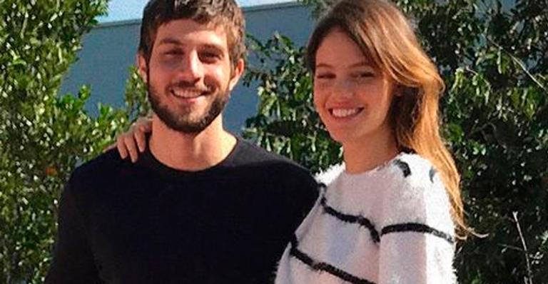 Aos dois meses, filha de Laura Neiva e Chay Suede surge cabeludíssima e divide opiniões: ”Não sei quem parece mais”