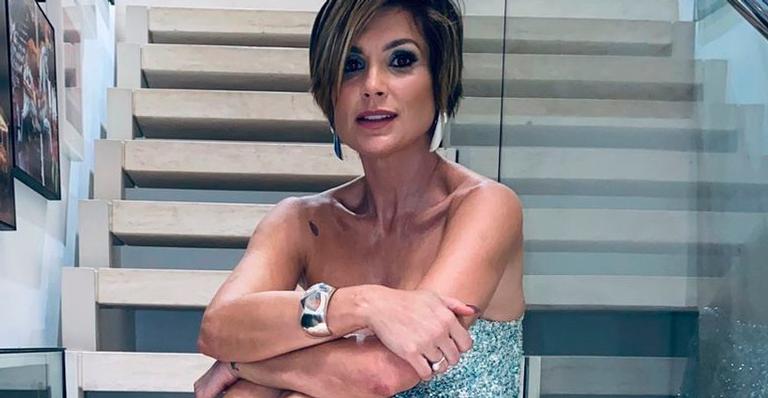 Flávia Alessandra quase mostra demais ao sentar com vestido fendado: ”Fim de carnaval”