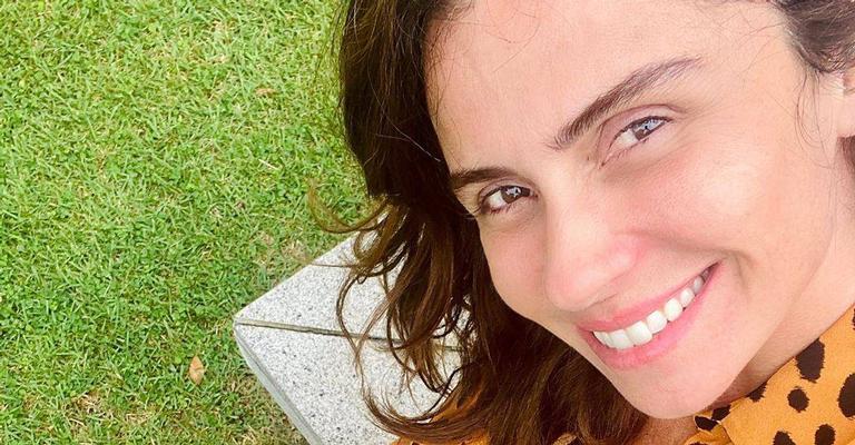 Giovanna Antonelli posa sorridente em momento espontâneo durante viagem