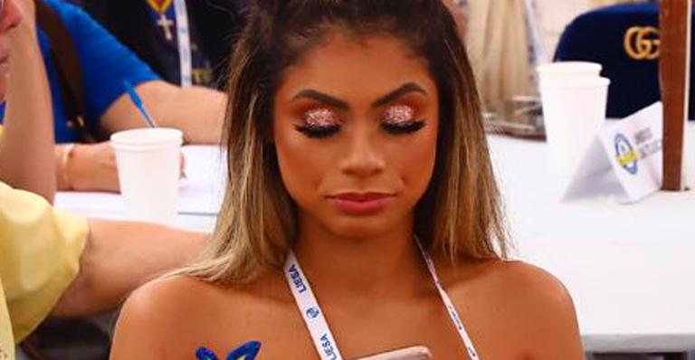 Lexa é fotografada de cara fechada durante apuração do Carnaval do Rio de Janeiro