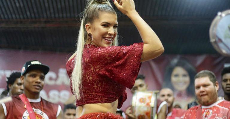 Musa da Viradouro, Lore Improta não aguenta emoção e comemora vitória da escola: “Respeita”