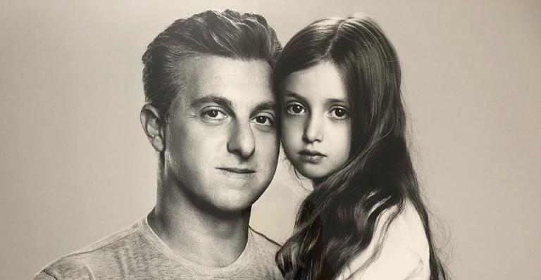 Luciano Huck mostra todo seu rebolado ao dançar com a filha: “Tem que participar”