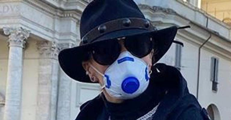 Na Itália, Adriane Galisteu é vista mascarada em meio a crise do coronavírus