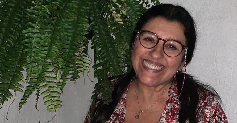 Longe dos holofotes, Regina Casé celebra aniversário com amigos