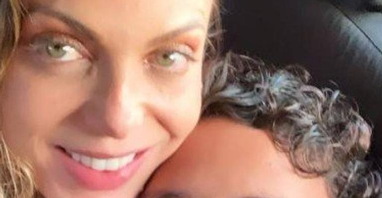 Sheila Mello surpreende os fãs ao publicar primeira foto agarradinha com o novo namorado