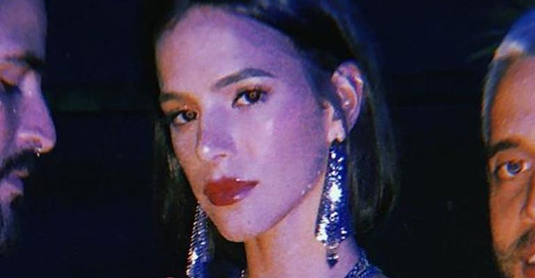 Bruna Marquezine surge deslumbrante a bordo de vestido tomara que caia coladíssimo