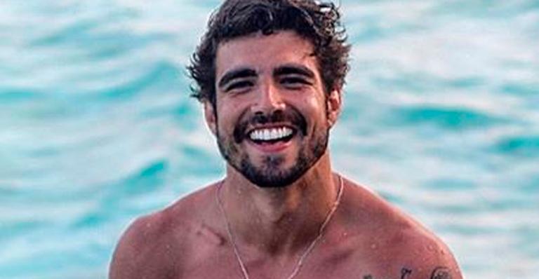 Caio Castro surge em foto sexy no banho e atiça seguidores: ”Sorte tem a Grazi”