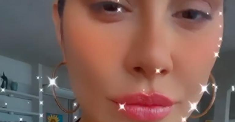Cleo Pires posa com decote generoso e deixa escapar tatuagem nos seios