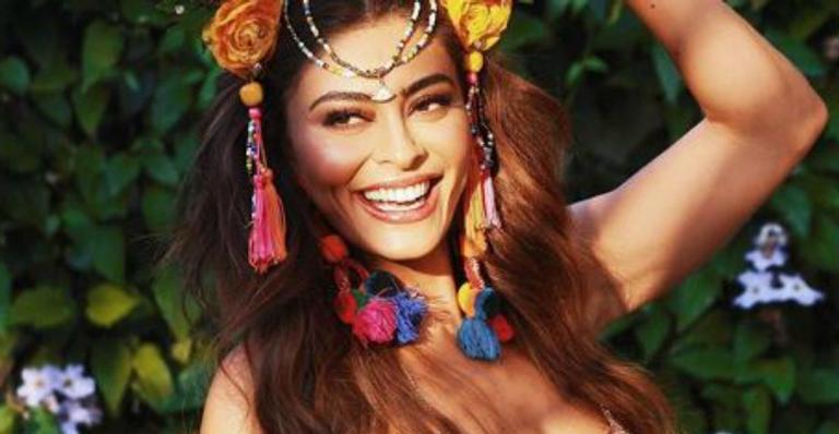 De biquíni, Juliana Paes exibe a barriga sequinha em clique sem filtros aos 40 anos