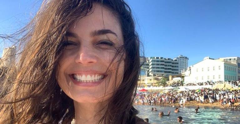 Emanuelle Araujo posa coladinha do namorado em dia de praia: ‘Sol na cabeça’