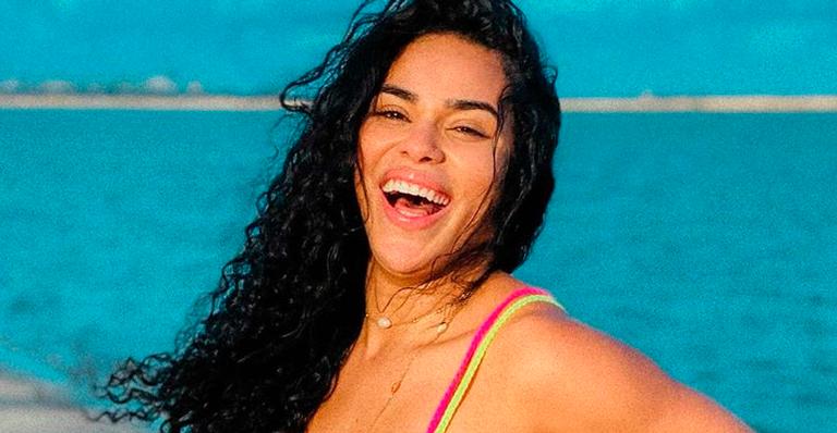 Ex-BBB Elana Valenaria puxa biquíni até o limite e corpão rouba a cena: ”Espetáculo”