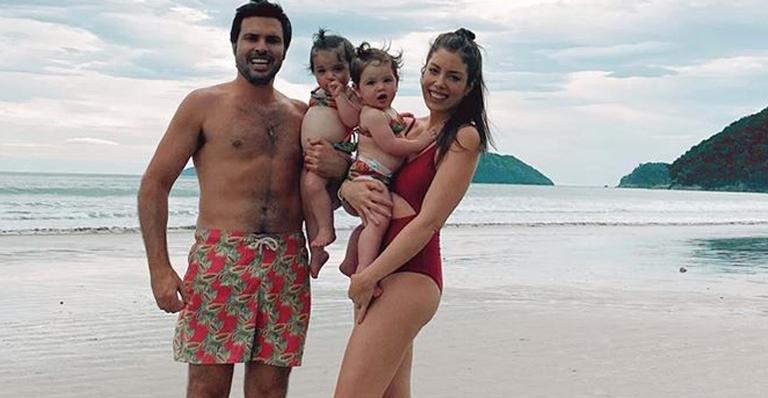 Fabiana Justus comove fãs ao mostrar alegria das gêmeas em dia de praia