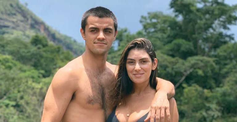 Felipe Simas dá banho em filho recém-nascido e encanta web: ”Amor e sintonia”