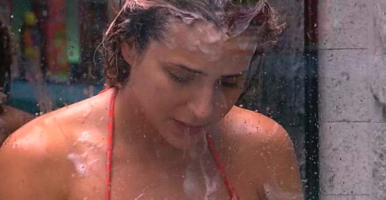 BBB20: Depois de cobrança intensa de Guilherme, Gabi cai no choro durante o banho