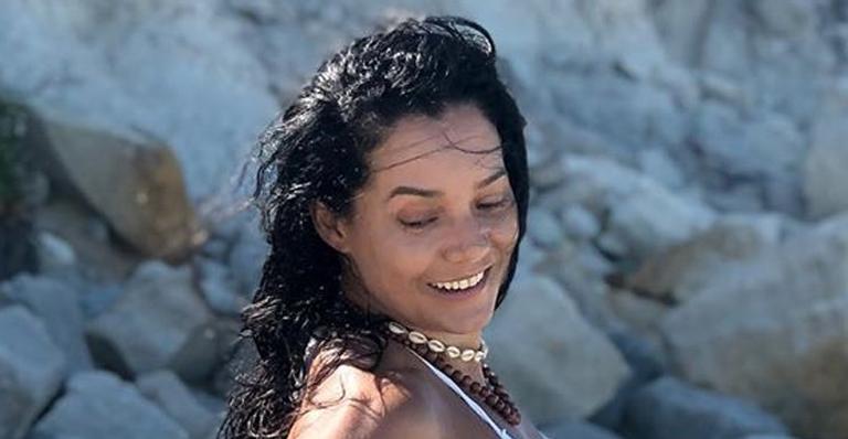 Monica Carvalho faz charme de biquíni branco em Trancoso e ganha elogios: ”Espetacular”