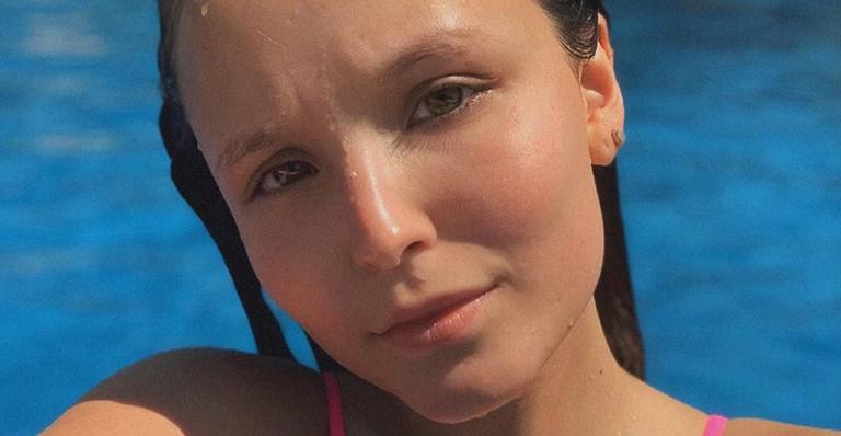 Nos EUA, Larissa Manoela relembra clique de biquíni e clama pela volta do calor