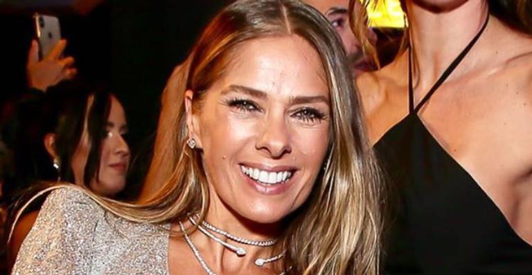 Nostálgica! Adriane Galisteu relembra época de cantora no grupo Meia Soquete