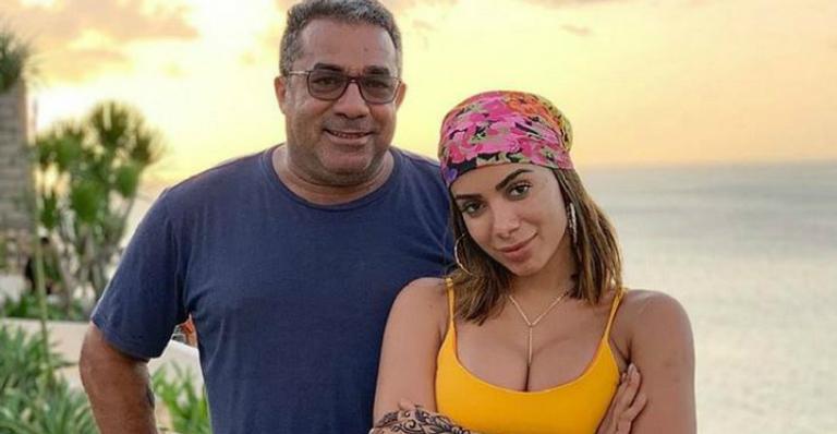 Pai de Anitta assume namoro com administradora durante Carnaval: ”Relacionamento bem leve”